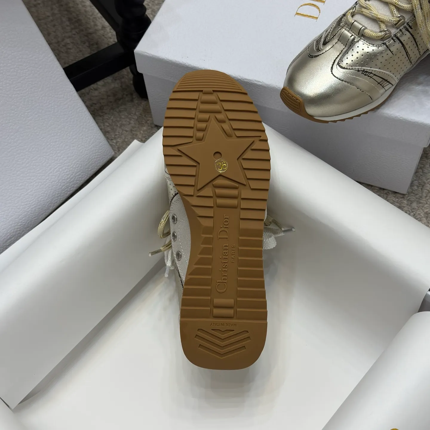 👟👟Ex-factory price 580👟👟 Original purchase and development 𝐂h𝐑𝐈𝐒𝐓𝐈𝐀𝐍 𝐃𝐈or This Dior Vibe Dior sneaker incorporates Dior's haute couture spirit and reinterprets the classic running shoes, moral training shoes. Forrest Gump shoes. Matched with Oblique Printed 3D printing technology reproduces the original fabric to create a contrasting modern style. The details are displayed with a 3D effect, and the iconic details of the logo decoration on the side and back are further embellished. It complements various casual or elegant items to create a modern look.  ✅The tongue is decorated with the Christian Dior PARIS Logo in 3 different colors and overlapping fabric lines. It is consistent with the original version. It is full of details. Welcome to compare and compare with the ordinary version on the market. ✅The original rubber TPU sole is decorated with the DIOR logo. The convex and concave rubber sole is decorated with the Christian Dior lucky star symbol. ✅Size: 35-40 (41 can be customized)
